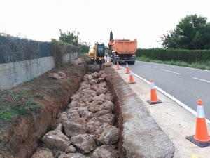 Excavación para drenajes en carretera