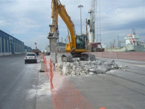 Demolición de pavimento en el muelle del puerto