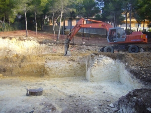 Excavación en terreno de piedra en Cala Tamarit