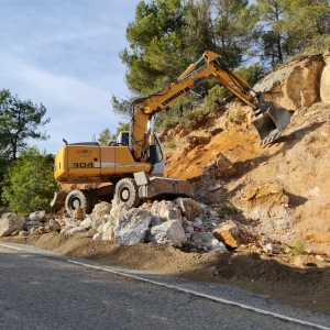 Demolición de piedra en talud en Vallclara