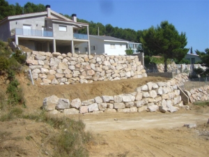 Muro de Escollera para sustentación del terreno en vivienda